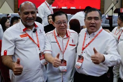 Guan Eng (tengah) bersama Gobind (kiri) dan Athony selepas pengumuman keputusan pemilihan CEC DAP pada Ahad. Foto - Facebook Lim Guan Eng.