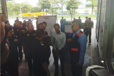 Mahmood Razak (kanan) ketika tinjauan di Puspakom Alam Megah pada Isnin.