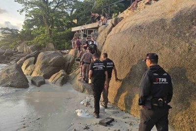 Polis Koh Phangan dan pegawai dari Pusat Sains Forensik menjalankan pemeriksaan di lokasi kejadian di Haad Rin.- Foto Agensi