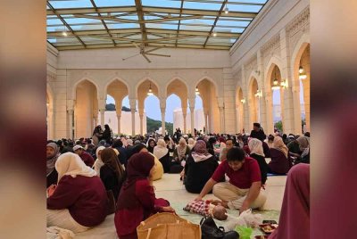 Suasana di Masjid Sri Sendayan yang dipenuhi orang ramai untuk berbuka puasa.