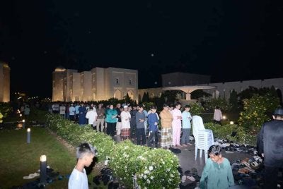Jemaah melimpah hingga luar masjid pada malam pertama Ramadan. - Foto: FB Masjid Sri Sendayan.