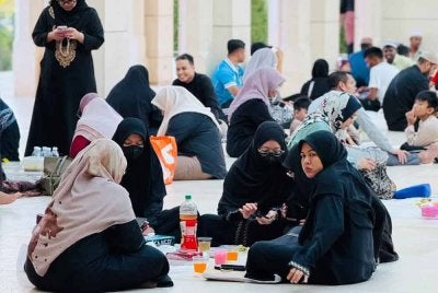 Suasana berbuka puasa di Masjid Sri Sendayan.Foto: FB Masjid Sri Sendayan.