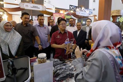 Ewon Benedick (tengah) melawat tapak bazar sempena Majlis Peluncuran Kempen Meri Beli Lokal Ramadan Raya 2025, hari ini. - Foto: Bernama