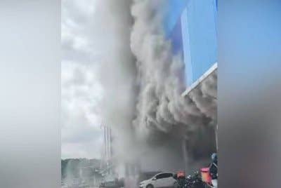 Kepulan asap memenuhi ruang luar bangunan ketika kejadian.