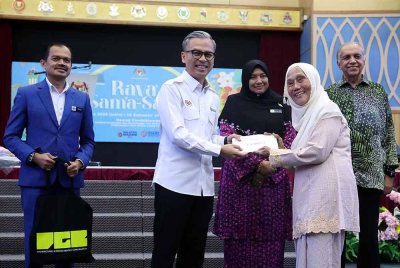 KUALA LUMPUR, 17 Mac -- Menteri Komunikasi Datuk Fahmi Fadzil (dua, kiri) menyerahkan sumbangan kepada artis Margaret Gan (dua, kanan) pada majlis "Raya Sama-Sama” meraikan seramai 50 penggiat seni tempatan dan 26 pengamal media di Institut Penyiaran dan Penerangan Tun Abdul Razak (IPPTAR) hari ini.
Turut serta Ketua Setiausaha Kementerian Komunikasi, Datuk Mohamad Fauzi Md Isa (kiri) Ketua Pegawai Eksekutif Bernama Datin Paduka Nur-ul Afida Kamaludin (tiga, kiri) dan Pengarah Urusan Mydin Mohamed Holdings Berhad (Mydin) Datuk Ameer Ali Mydin (kanan).
-- fotoBERNAMA (2025) HAK CIPTA TERPELIHARA