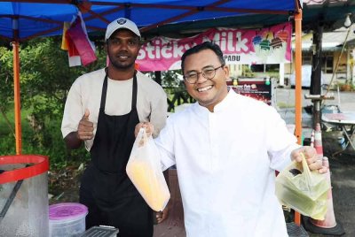 Amirudin turut membawa pulang air balang yang dijual Gopi (kiri). Foto Facebook Amirudin Shari