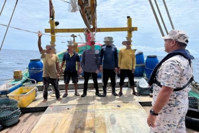 Maritim Malaysia Zon Mersing menahan sebuah vesel nelayan tempatan (VNT) di perairan Mersing. Foto APMM Zon Mersing