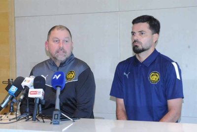 Cklamovski (kiri) Cklamovski berkata demikian dalam sidang akhbar di sebuah hotel terkemuka di Johor Bahru pada Isnin.