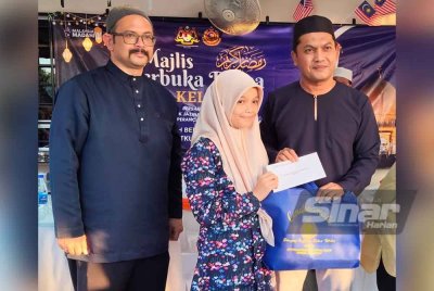 Jazmanie (kanan) bersama Mohd Misuari menyampaikan sumbangan kepada penerima semasa sesi libat urus Operasi Khas HRA 2025 JPJ Kelantan di Stesen Penguat kuasa Bukit Jawa, di Pasir Puteh pada Isnin. - FOTO: SINAR HARIAN