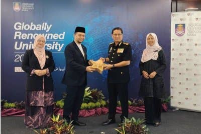 Dr Shahrin (dua dari kiri) turut menyampaikan cenderahati kepada Azam Baki (dua dari kanan) pada majlis penyerahan watikah pelantikan di UiTM pada Isnin.