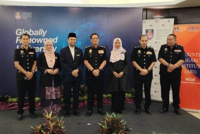 Azam Baki (tengah) dilantik sebagai Profesor Adjung di Accounting Research Institute (ARI), UiTM pada Isnin.