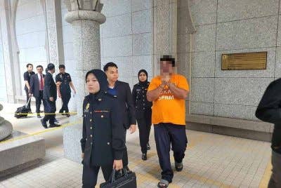 Suspek terlibat dalam sindiket merasuah pegawai-pegawai jabatan kerajaan bagi mempercepatkan proses permohonan mendapatkan taraf warganegara Malaysia oleh pemohon warga asing ditahan dan dibawa ke mahkamah oleh SPRM.