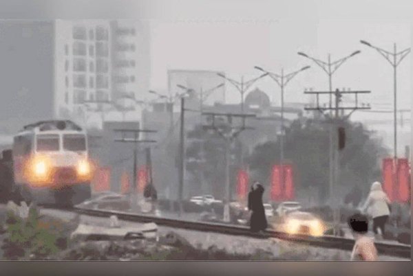 Tindakan dua wanita ini dikecam orang ramai. Foto Agensi