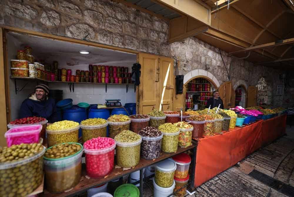 Bazar Ramadan yang menjual pelbagai makanan tradisional sepi tanpa pelanggan.
