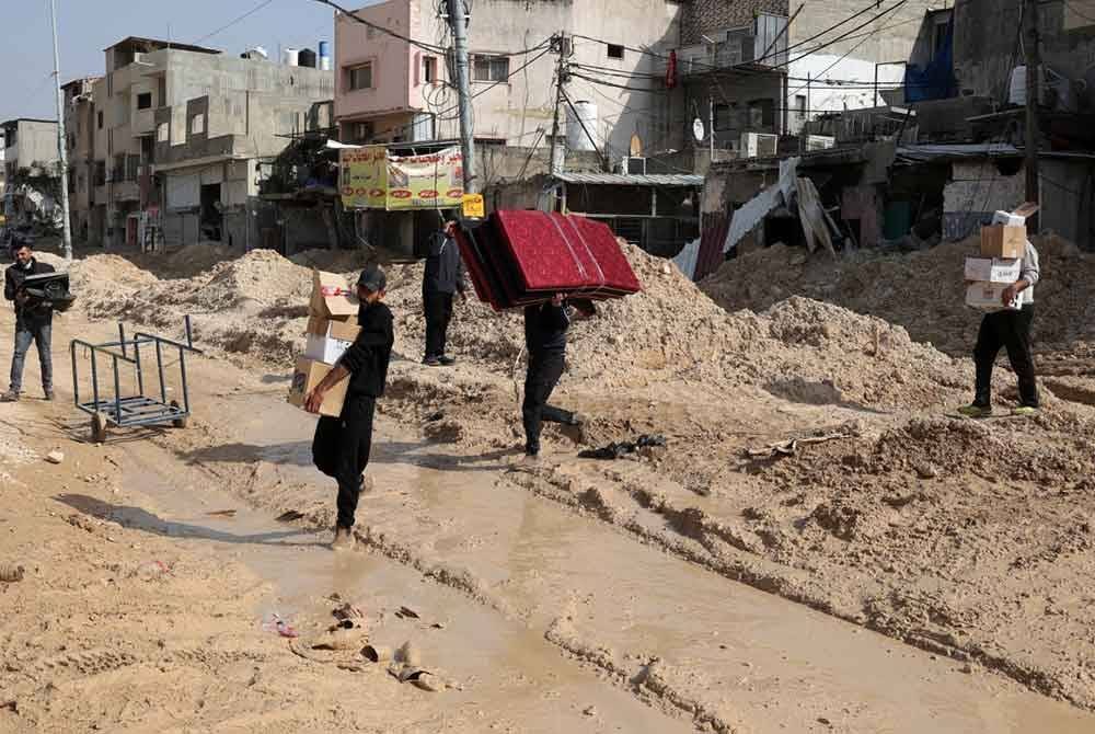 Penduduk Palestin di beberapa bandar terpaksa berpindah-randah dan melalui jalan utama yang dimusnahkan Zionis.