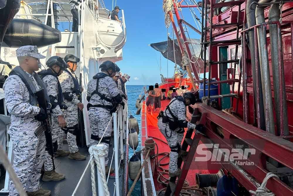 Anggota Maritim Malaysia negeri Kelantan yang melakukan pemeriksaan terhadap nelayan di perairan negara.