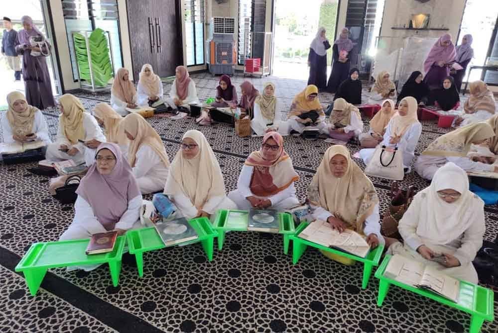 Ahli kariah bersama-sama membaca ayat suci al-Quran secara beramai-ramai, dipimpin oleh qari jemputan.