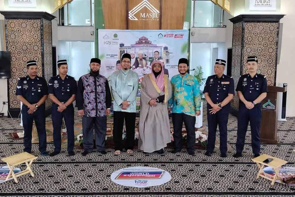 Imam Masjid Negeri Selangor, Sheikh Abdul Karim Omar (empat dari kanan) turut hadir pada majlis ini.