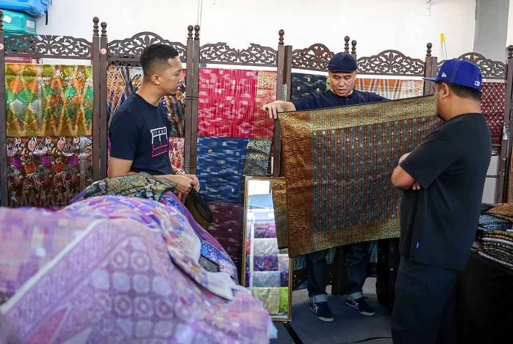 Pengunjung memilih samping songket untuk dipakai pada Hari Raya Aidilfitri ketika tinjauan di Bazar Kraf Aidilfitri di Kompleks Kraf Jalan Conlay pada Selasa. Foto Bernama