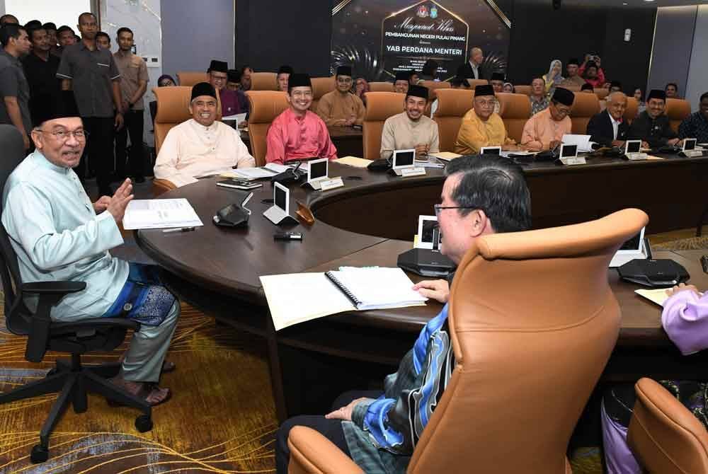 Anwar di Mesyuarat Khas Pembangunan Negeri Pulau Pinang di Perbadanan Pembangunan Pulau Pinang (PDC) pada Selasa. Foto Bernama