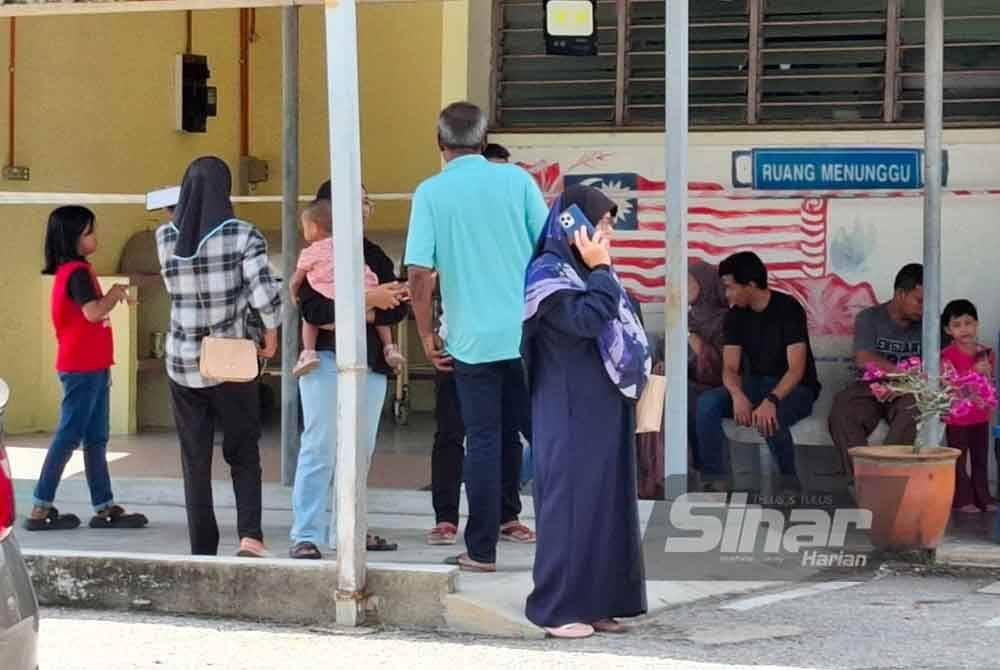 Ahli keluarga mangsa menunggu proses bedah siasat selesai di Unit Forensik Hospital Tapah.