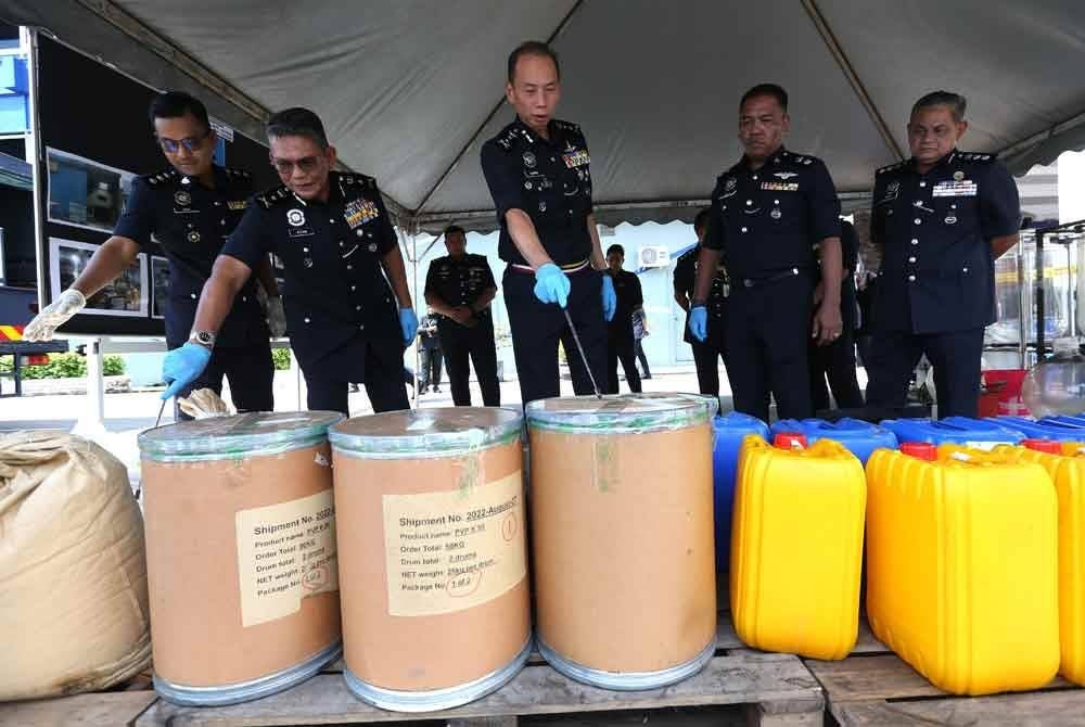 Ahmad Dzaffir (tiga dari kanan) menunjukkan pelbagai jenis dadah bernilai hampir RM40 juta.