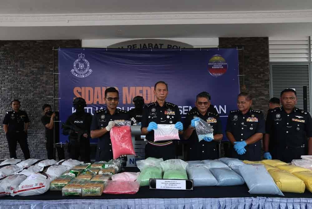 Ahmad Dzaffir (dua dari kiri) menunjukkan dadah pelbagai jenis yang dirampas.