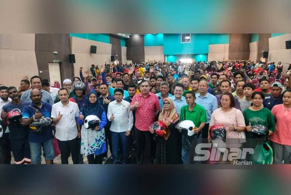 Sebahagian daripada penerima topi keledar baharu bergambar kenangan bersama pada Program Pertukaran Topi Keledar di Dewan Utama Majlis Daerah Jerantut hari ini. - FOTO: SINAR HARIAN