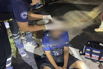 Mangsa cedera parah di kepala mendapat rawatan di jalan raya sekitar Soi Wat Boon Samphan. Foto Agensi