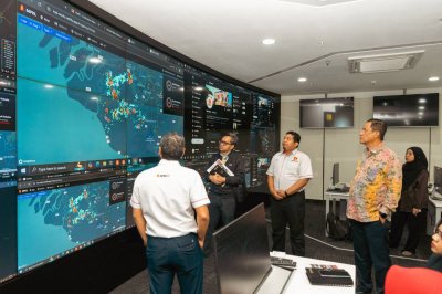 Mohamed Fariz sedang memberikan penerangan mengenai kaedah penggunaan sistem RONDA di Command Centre semasa lawatan rasmi oleh Unit Komunikasi Korporat KKR.
