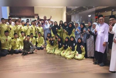 Sebahagian penghuni sebuah rumah kebajikan Pertubuhan Al-Qayyim dan pelajar Sekolah Menengah Kebangsaan Pendidikan Khas Bumbong Lima bergambar bersama dengan kakitangan Ixora Hotel dalam majlis berbuka puasa yang diadakan baru-baru ini.