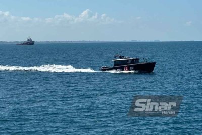 Penguatkuasa Agensi Penguatkuasaan Maritim Malaysia negeri Kelantan yang melakukan penugasan menjaga keselamtan di perairan negara.