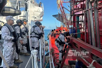 Anggota Maritim Malaysia negeri Kelantan yang melakukan pemeriksaan terhadap nelayan di perairan negara.