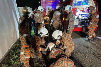 Pemandu dan kelindan maut apabila lori dinaiki mereka terbabas di KM 226.3 Lebuhraya Utara Selatan (PLUS) arah Utara (Ayer Keroh-Senawang) di sini awal pagi Selasa. Foto Jabatan Bomba dan Penyelamat Malaysia