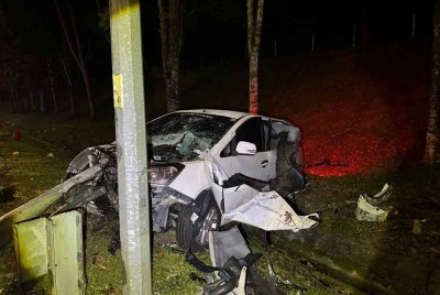 Keadaan MPV dinaiki tiga beranak terbabas melanggar penghadang besi mengakibatkan seorang maut manakala dua lagi cedera.