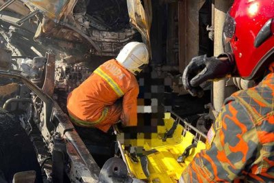 Anggota bomba melakukan kerja-kerja menyelamat mengeluarkan mangsa yang tersepit.