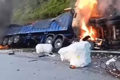 Tangkap layar video tular yang memaparkan kebakaran besar melibatkan nahas dua treler.