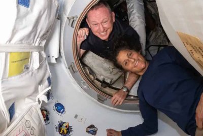 Kedua-dua angkasawan AS ini akan kembali ke Bumi dengan menaiki kapal angkasa Dragon milik SpaceX. -AFP