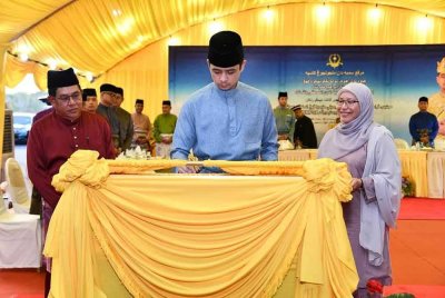Tengku Hassanal berkenaan merasmikan masjid Universiti Malaysia Pahang Al-Sultan Abdullah (UMPSA) di Kuantan sebagai Masjid Al-Jazari pada malam Isnin. Foto UMPSA.