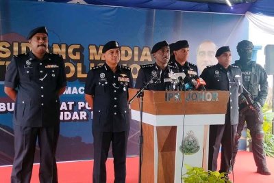 M Kumar (tengah) ketika sidang akhbar di Ibu Pejabat Polis Daerah (IPD) Iskandar Puteri pada Selasa.