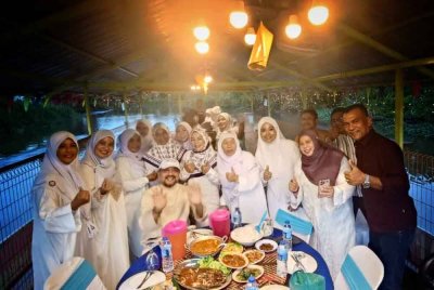 Abdul Gafar (duduk, kiri) bergambar bersama Usahanita dari seluruh Kedah di Kafe Santai D Sungai Derga pada Isnin malam.