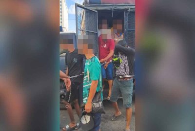 Kesemua tertuduh tiba di pekarangan Mahkamah Majistret Johor Bahru, pada Selasa.