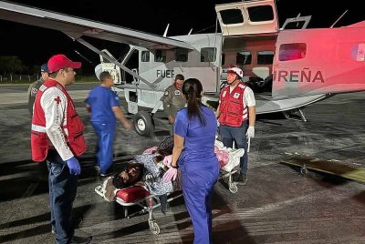 Pasukan penyelamat membawa salah seorang mangsa yang cedera ke dalam pesawat Tentera Udara selepas nahas pesawat di Roatan, Honduras semalam - Foto: AFP