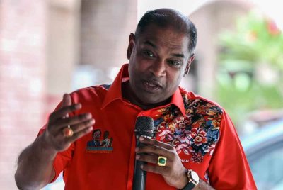 Ramanan berucap pada Program Penyampaian Kotak Makanan Kepada Ketua-Ketua Cawangan UMNO Sungai Buloh di pekarangan Pejabat UMNO Sungai Buloh pada Selasa. Foto Bernama