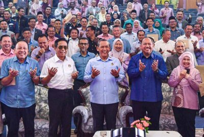 Aminuddin (tiga, kanan) bergambar bersama barisan penerima baucar pada majlis perasmian Mantai Rayo di Wisma Negeri, pada Selasa. Foto Bernama