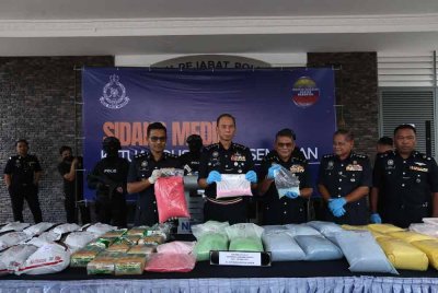 Ahmad Dzaffir (dua dari kiri) menunjukkan dadah pelbagai jenis yang dirampas.