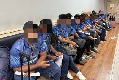AKPS menahan 15 lelaki warga Bangladesh ditahan dalam pemeriksaan di KLIA, di sini, pada Isnin.