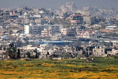 Bangunan yang musnah kelihatan di utara Semenanjung Gaza dari seberang sempadan di selatan Israel pada 18 Mac 2025. Foto AFP