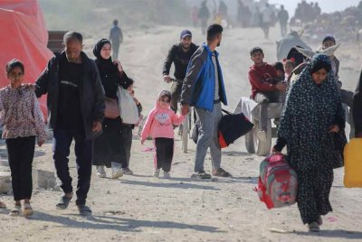 Penduduk Palestin meninggalkan sektor timur Semenanjung Gaza di sempadan dengan Israel susulan serangan udara Israel yang menyasarkan utara dan bahagian lain Gaza pada awal pagi 18 Mac 2025. Foto AFP