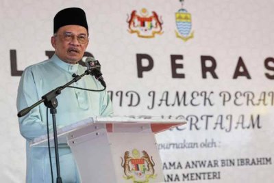 Anwar menyampaikan ucapan pada Majlis Perasmian Masjid Jamek Perai hari ini. Foto Bernama